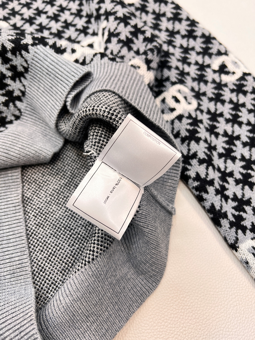 🆕 CHANEL 满印小香logo撞色元素设计套头毛衣撞色配色，小可爱必备！慵懒风软糯毛衣，秋冬怎么少的