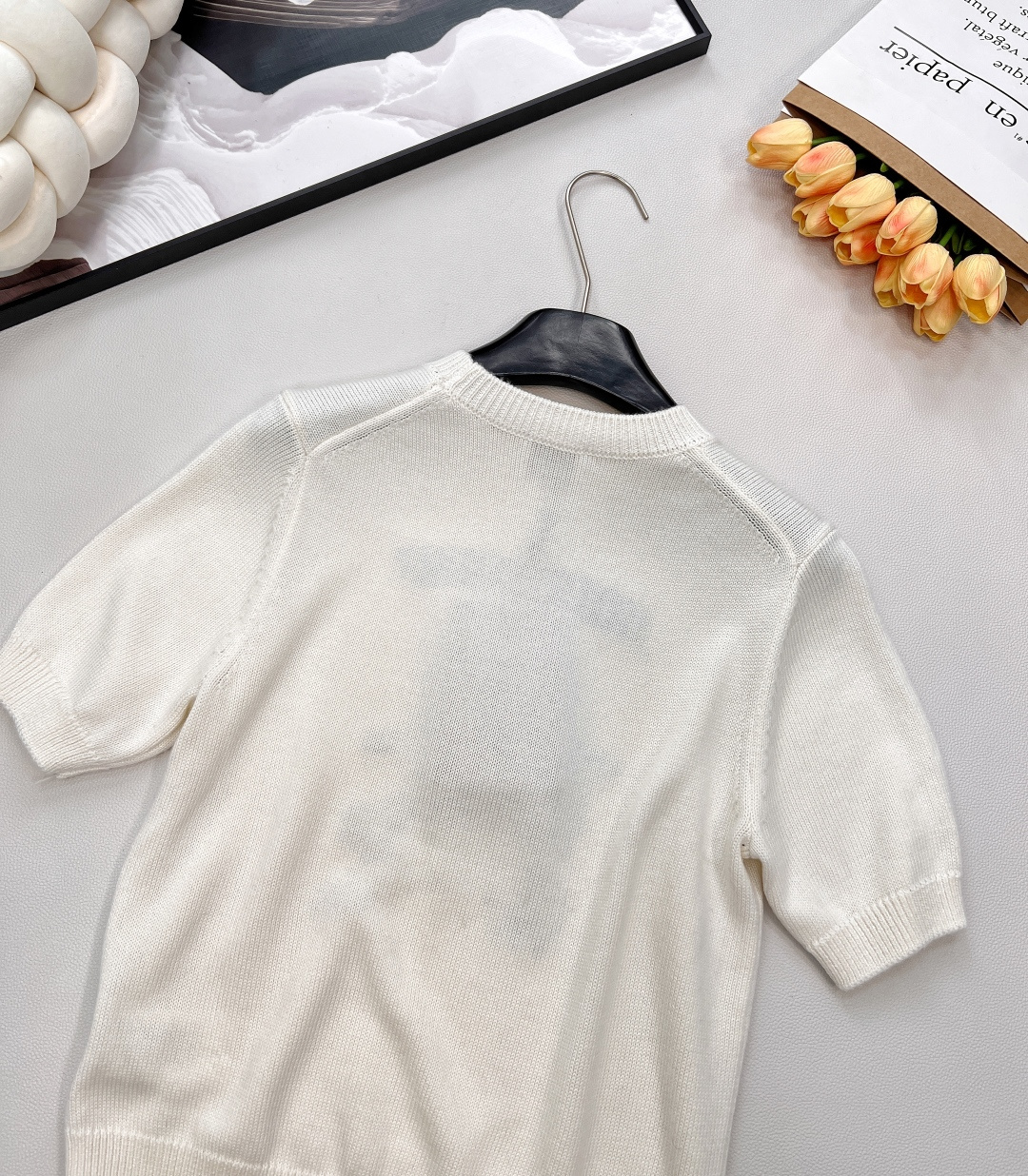 🆕Burberry2025新款圆领钩花套头毛衣，定制YB羊绒羊毛纱线织造 质感高级 舒适柔软 圆领短袖毛