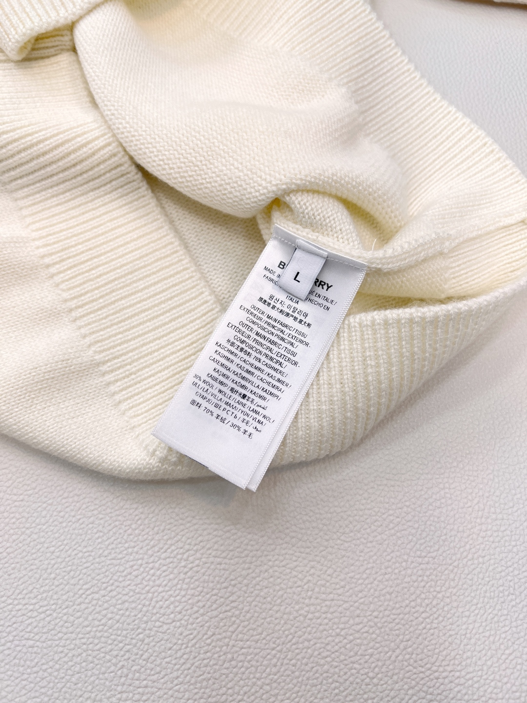 🆕Burberry2025新款圆领钩花套头毛衣，定制YB羊绒羊毛纱线织造 质感高级 舒适柔软 圆领短袖毛