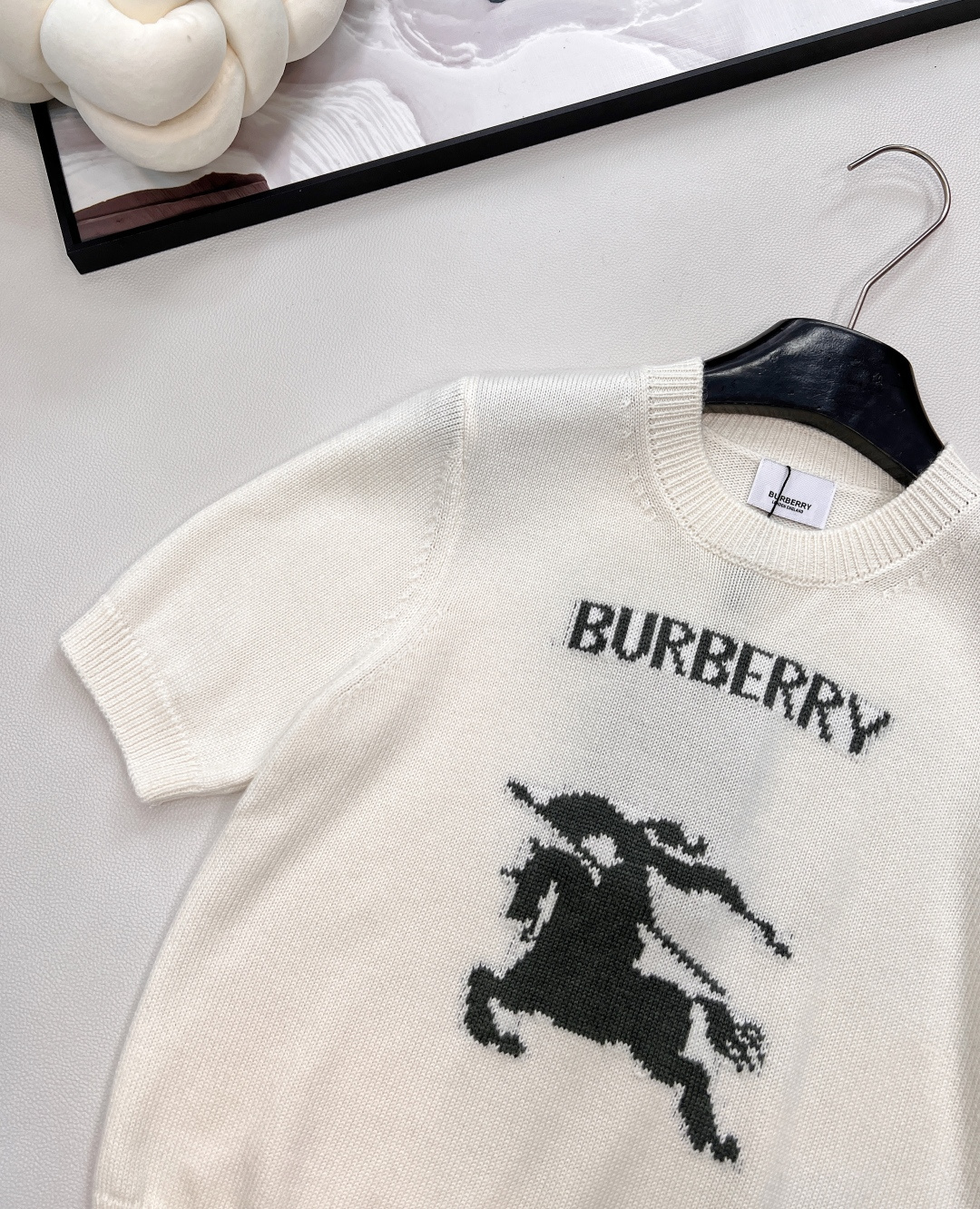 🆕Burberry2025新款圆领钩花套头毛衣，定制YB羊绒羊毛纱线织造 质感高级 舒适柔软 圆领短袖毛