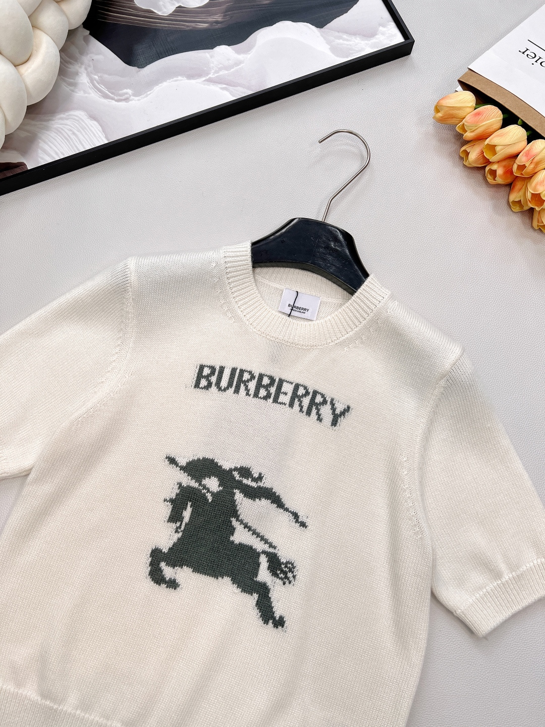 🆕Burberry2025新款圆领钩花套头毛衣，定制YB羊绒羊毛纱线织造 质感高级 舒适柔软 圆领短袖毛