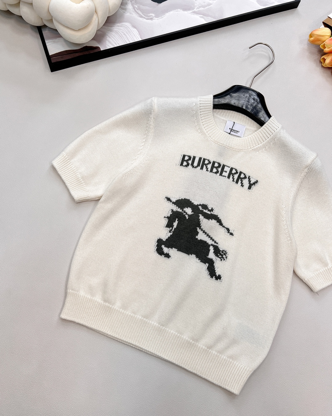 🆕Burberry2025新款圆领钩花套头毛衣，定制YB羊绒羊毛纱线织造 质感高级 舒适柔软 圆领短袖毛