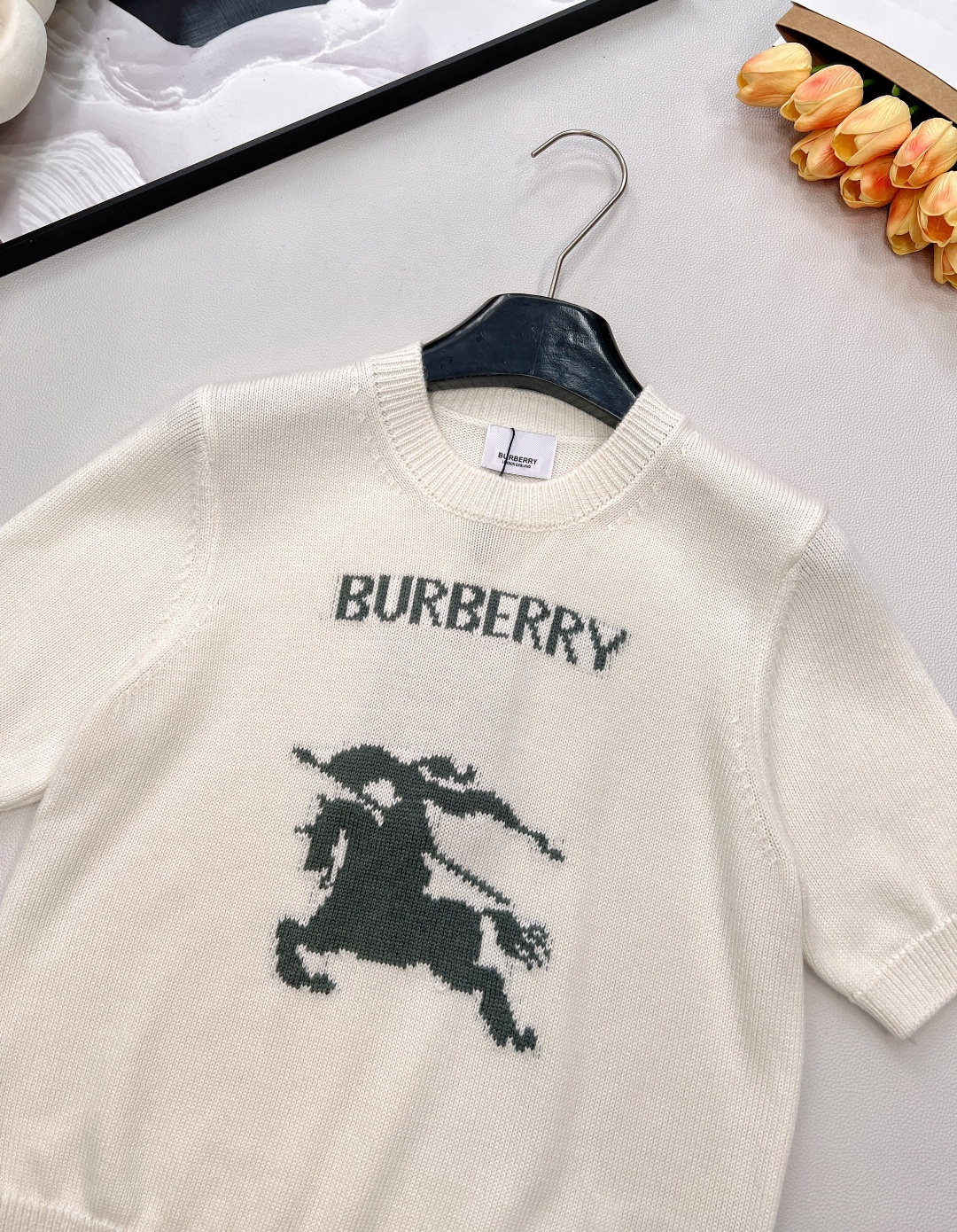 🆕Burberry2025新款圆领钩花套头毛衣，定制YB羊绒羊毛纱线织造 质感高级 舒适柔软 圆领短袖毛