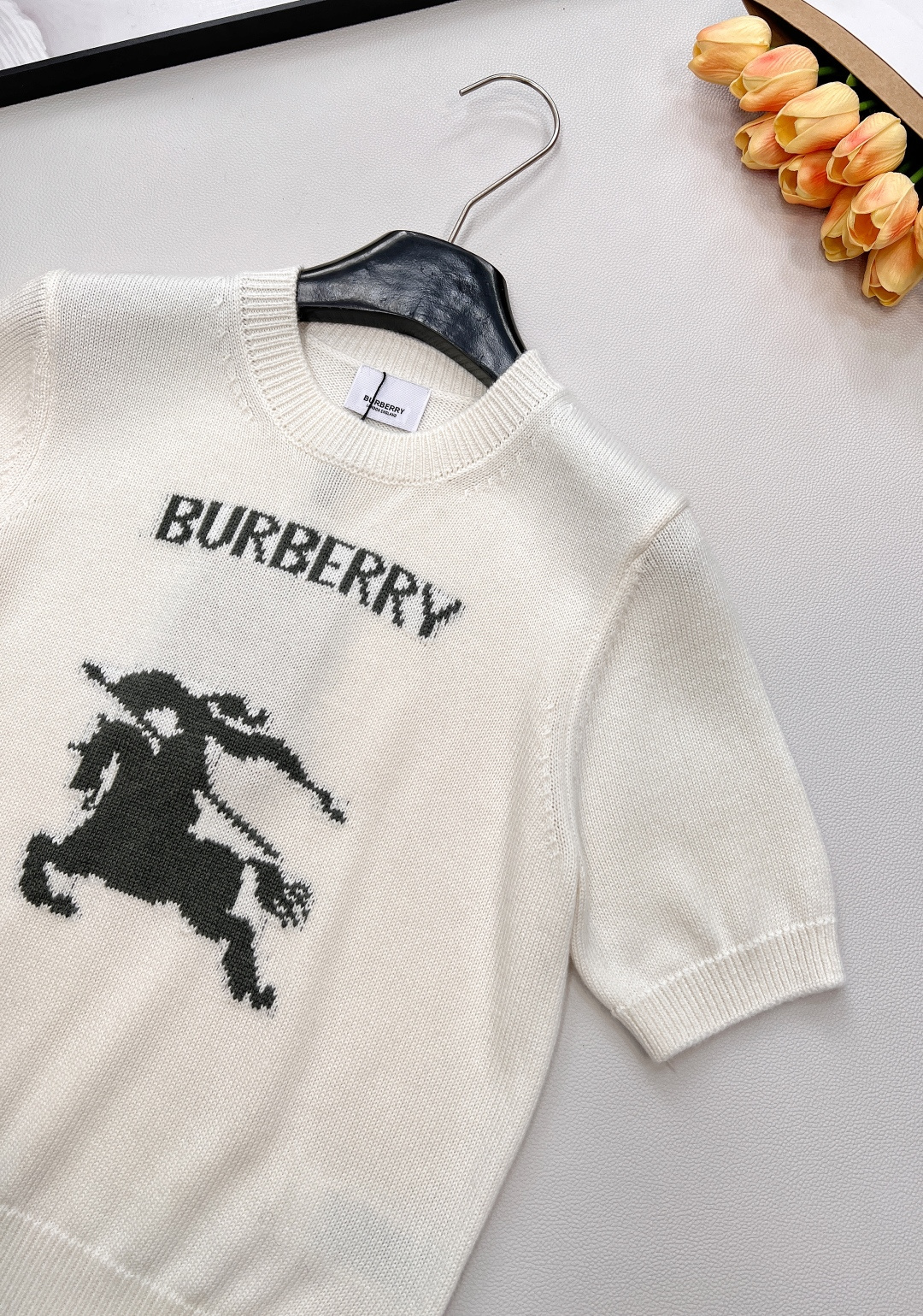 🆕Burberry2025新款圆领钩花套头毛衣，定制YB羊绒羊毛纱线织造 质感高级 舒适柔软 圆领短袖毛