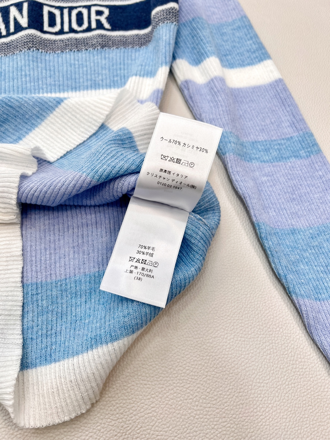 🆕DIOR新款字母钩花条纹翻领针织长袖上衣；经典与活力的优雅碰撞 精致翻领设计开篇，瞬间勾勒出法式优雅的