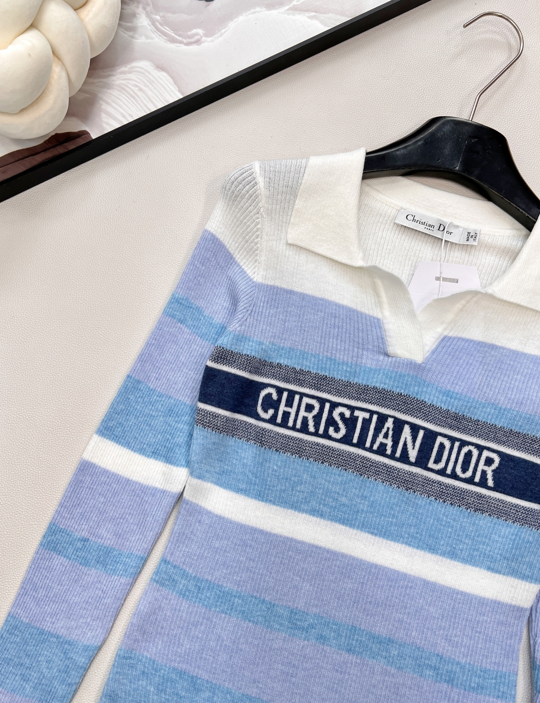 🆕DIOR新款字母钩花条纹翻领针织长袖上衣；经典与活力的优雅碰撞 精致翻领设计开篇，瞬间勾勒出法式优雅的