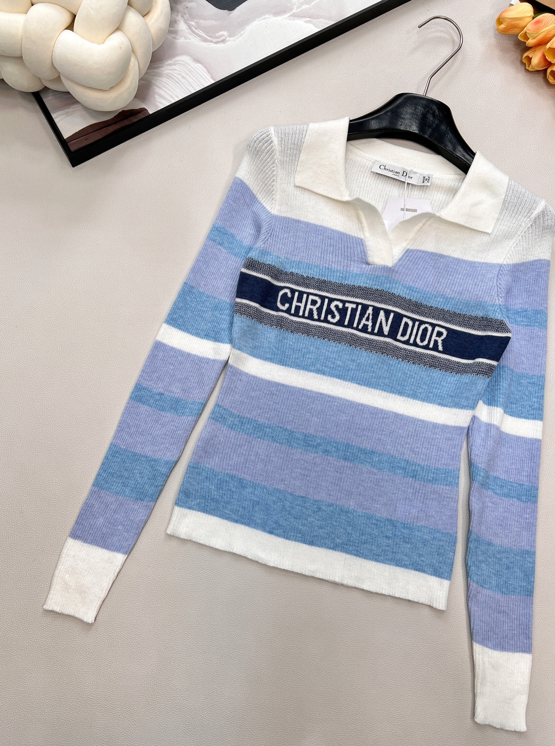 🆕DIOR新款字母钩花条纹翻领针织长袖上衣；经典与活力的优雅碰撞 精致翻领设计开篇，瞬间勾勒出法式优雅的