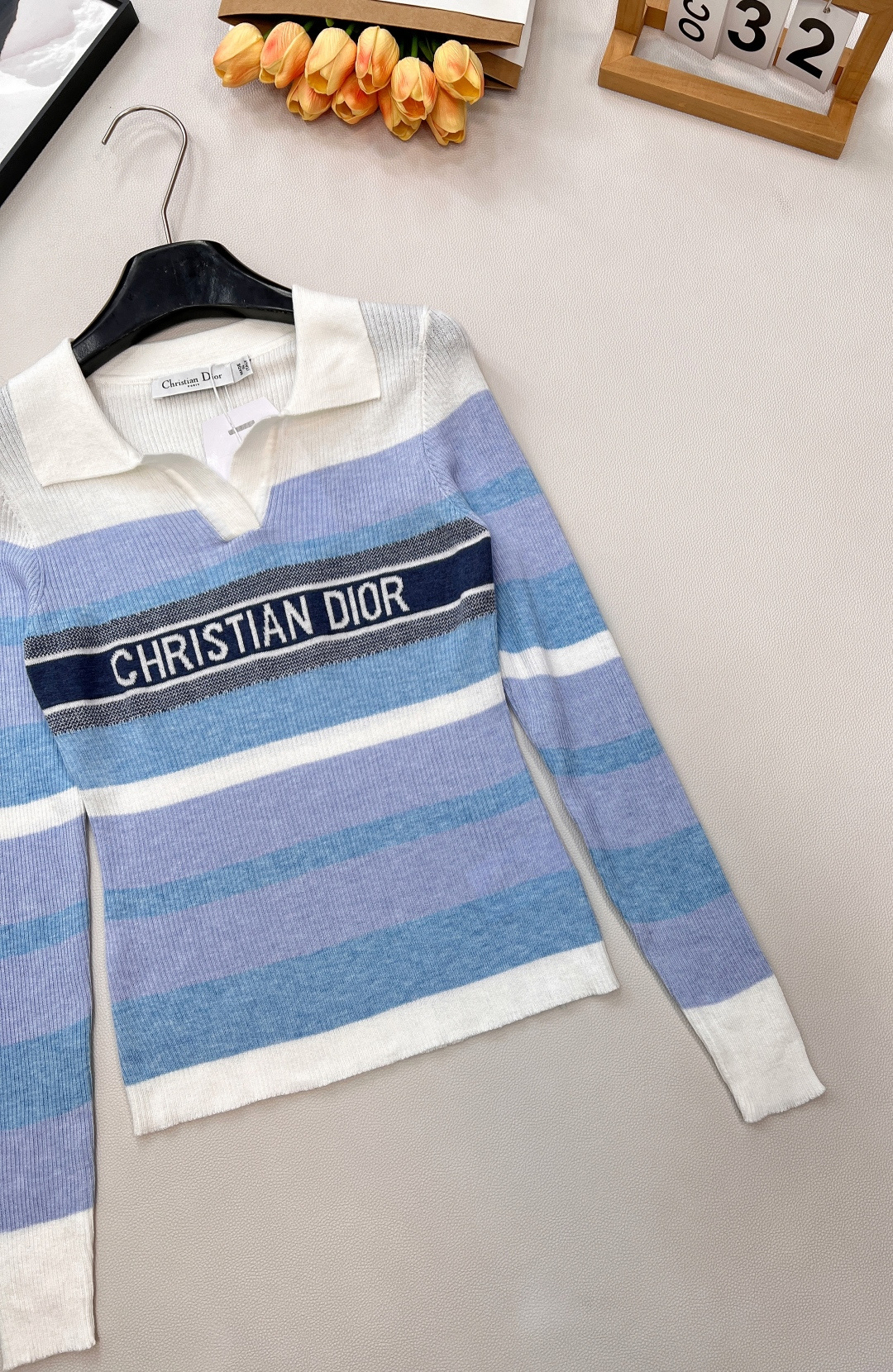 🆕DIOR新款字母钩花条纹翻领针织长袖上衣；经典与活力的优雅碰撞 精致翻领设计开篇，瞬间勾勒出法式优雅的