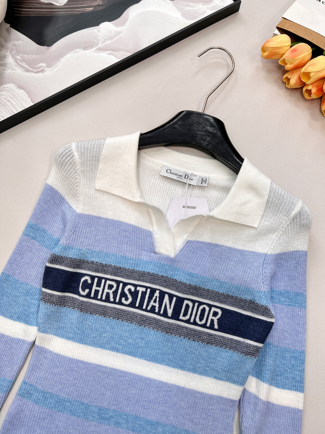 🆕DIOR新款字母钩花条纹翻领针织长袖上衣；经典与活力的优雅碰撞 精致翻领设计开篇，瞬间勾勒出法式优雅的