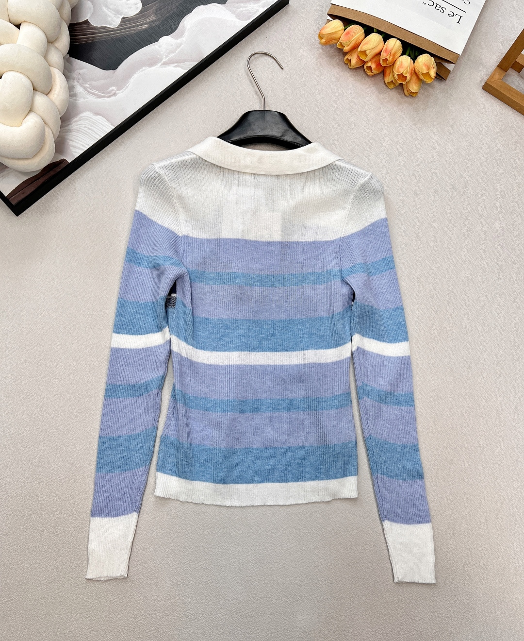 🆕DIOR新款字母钩花条纹翻领针织长袖上衣；经典与活力的优雅碰撞 精致翻领设计开篇，瞬间勾勒出法式优雅的