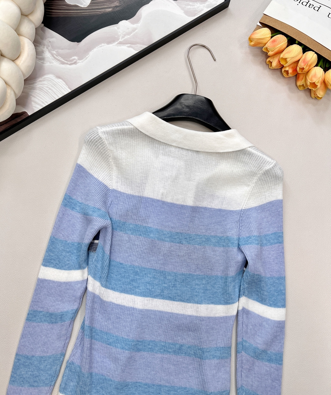 🆕DIOR新款字母钩花条纹翻领针织长袖上衣；经典与活力的优雅碰撞 精致翻领设计开篇，瞬间勾勒出法式优雅的