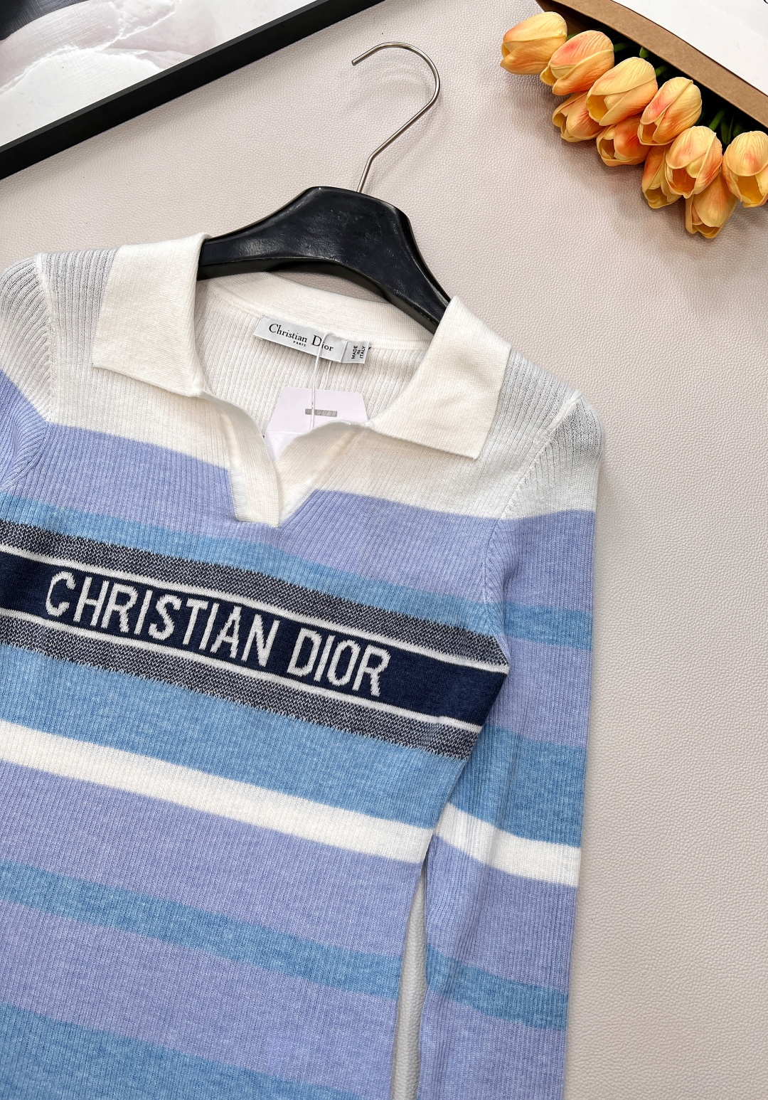 🆕DIOR新款字母钩花条纹翻领针织长袖上衣；经典与活力的优雅碰撞 精致翻领设计开篇，瞬间勾勒出法式优雅的