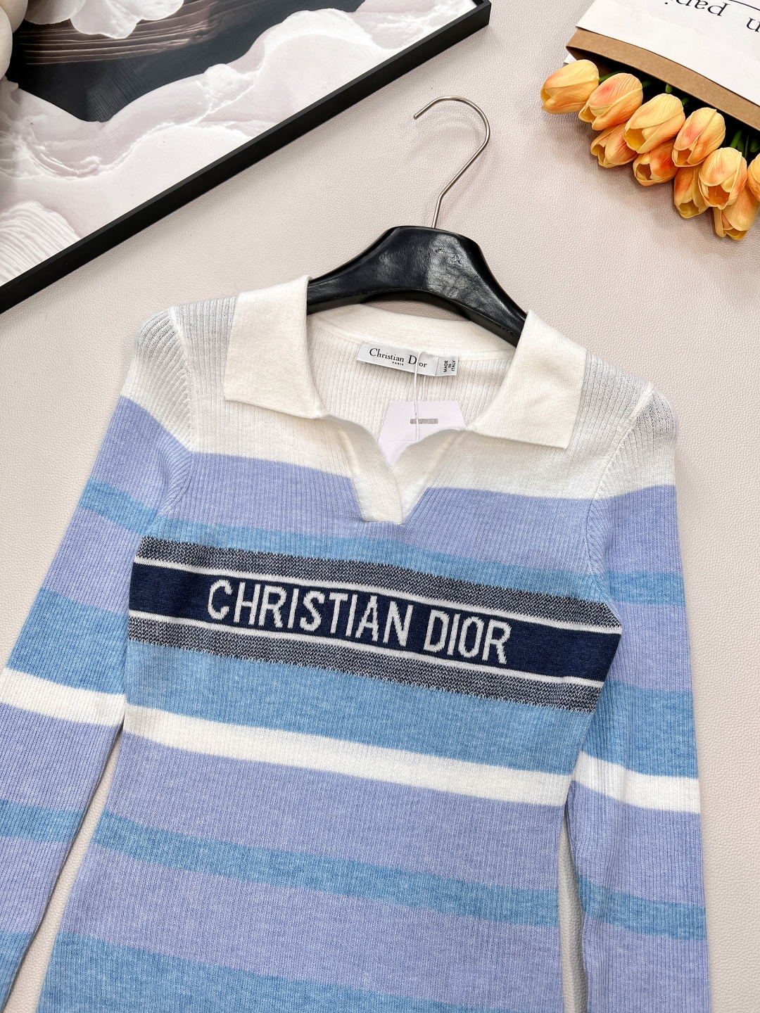 🆕DIOR新款字母钩花条纹翻领针织长袖上衣；经典与活力的优雅碰撞 精致翻领设计开篇，瞬间勾勒出法式优雅的