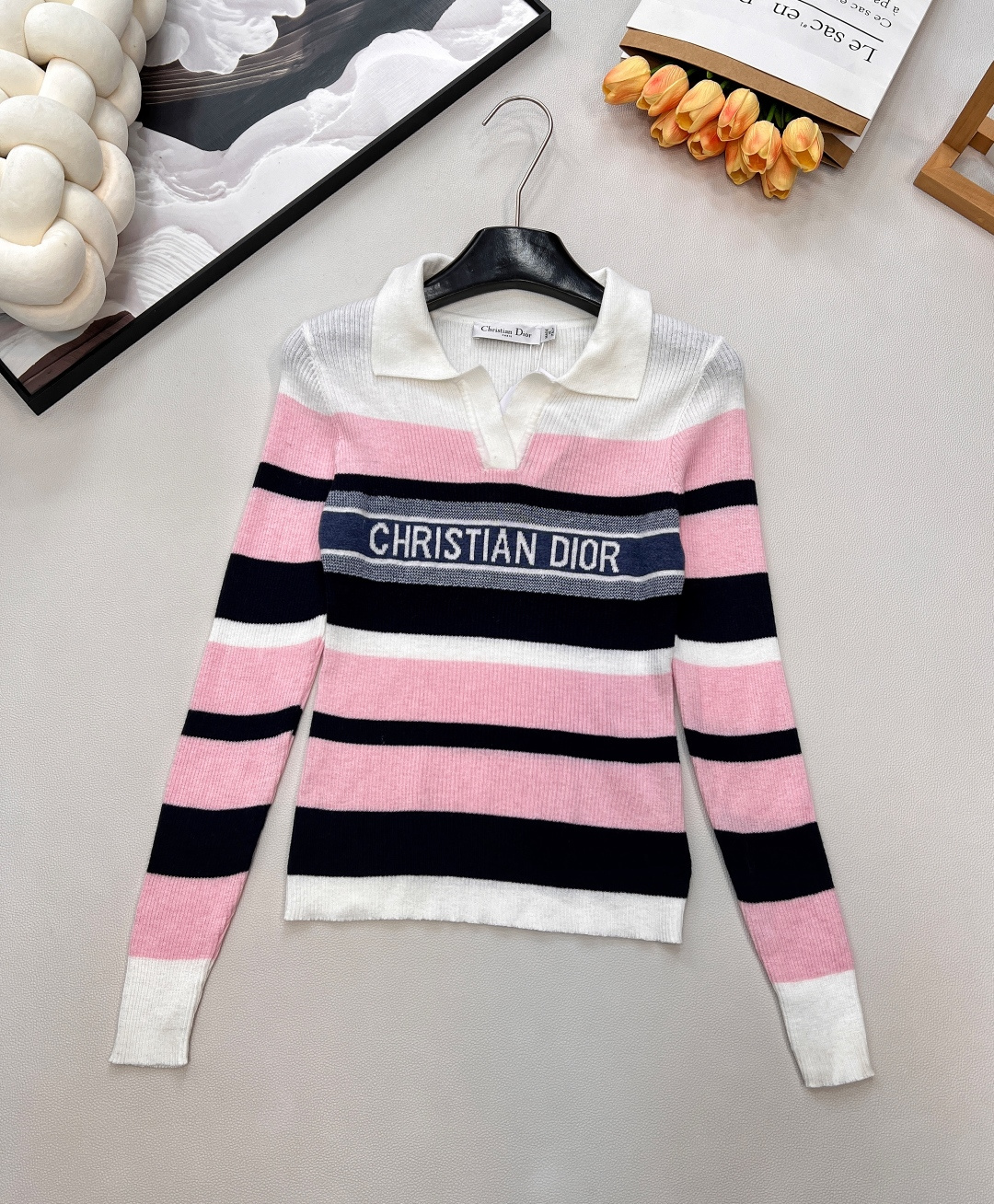 🆕DIOR新款字母钩花条纹翻领针织长袖上衣；经典与活力的优雅碰撞 精致翻领设计开篇，瞬间勾勒出法式优雅的