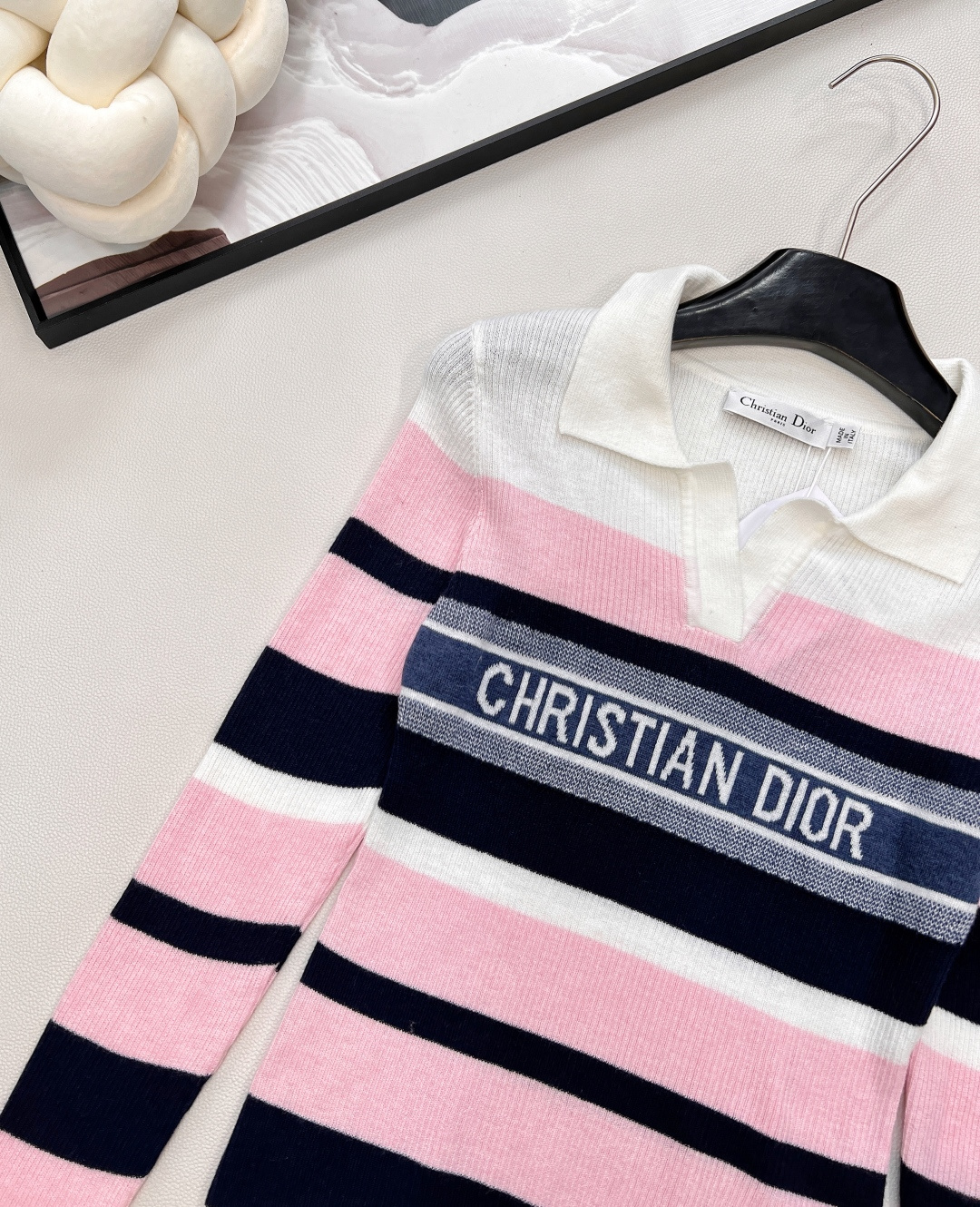 🆕DIOR新款字母钩花条纹翻领针织长袖上衣；经典与活力的优雅碰撞 精致翻领设计开篇，瞬间勾勒出法式优雅的