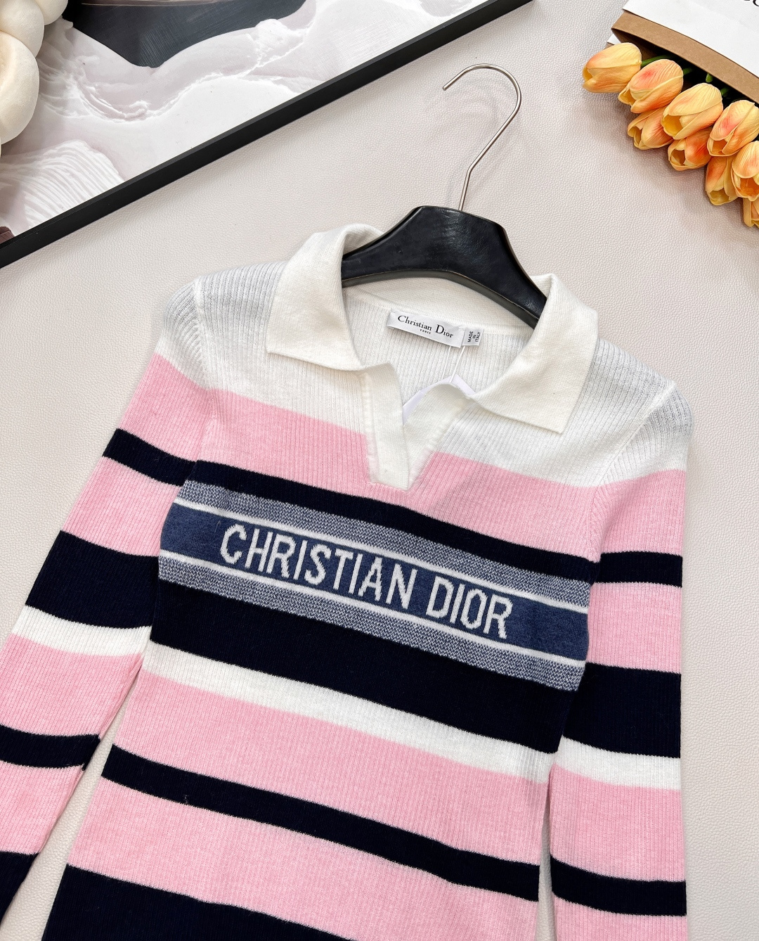 🆕DIOR新款字母钩花条纹翻领针织长袖上衣；经典与活力的优雅碰撞 精致翻领设计开篇，瞬间勾勒出法式优雅的