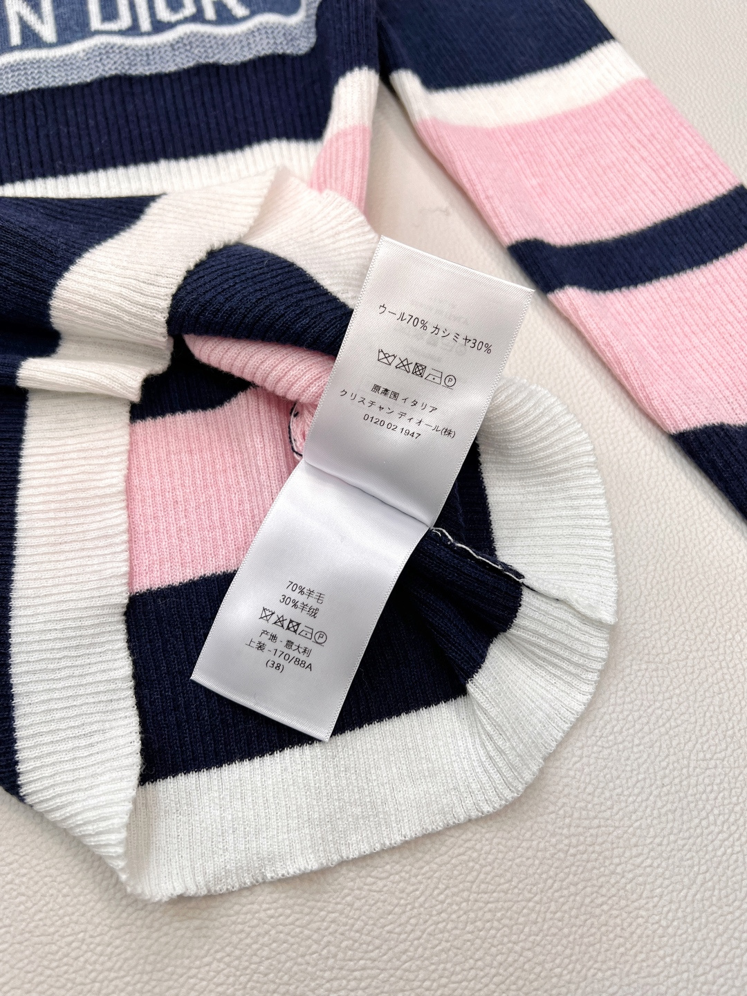 🆕DIOR新款字母钩花条纹翻领针织长袖上衣；经典与活力的优雅碰撞 精致翻领设计开篇，瞬间勾勒出法式优雅的