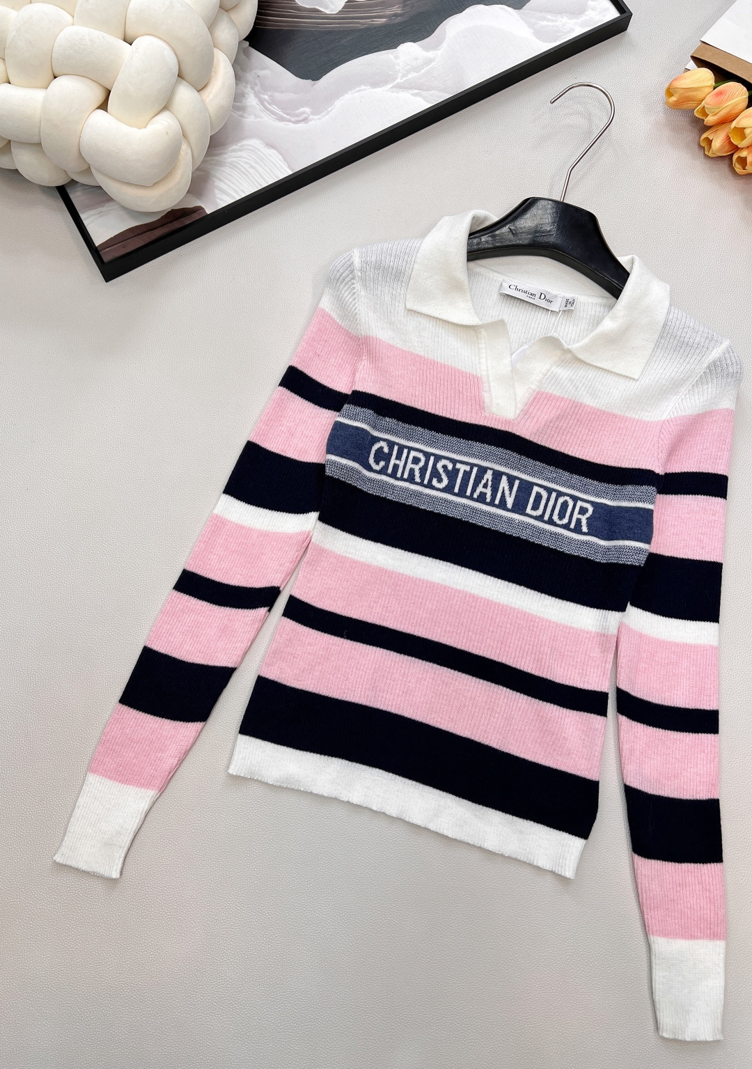 🆕DIOR新款字母钩花条纹翻领针织长袖上衣；经典与活力的优雅碰撞 精致翻领设计开篇，瞬间勾勒出法式优雅的