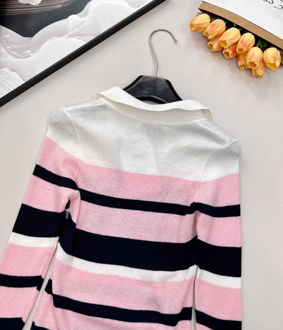 🆕DIOR新款字母钩花条纹翻领针织长袖上衣；经典与活力的优雅碰撞 精致翻领设计开篇，瞬间勾勒出法式优雅的