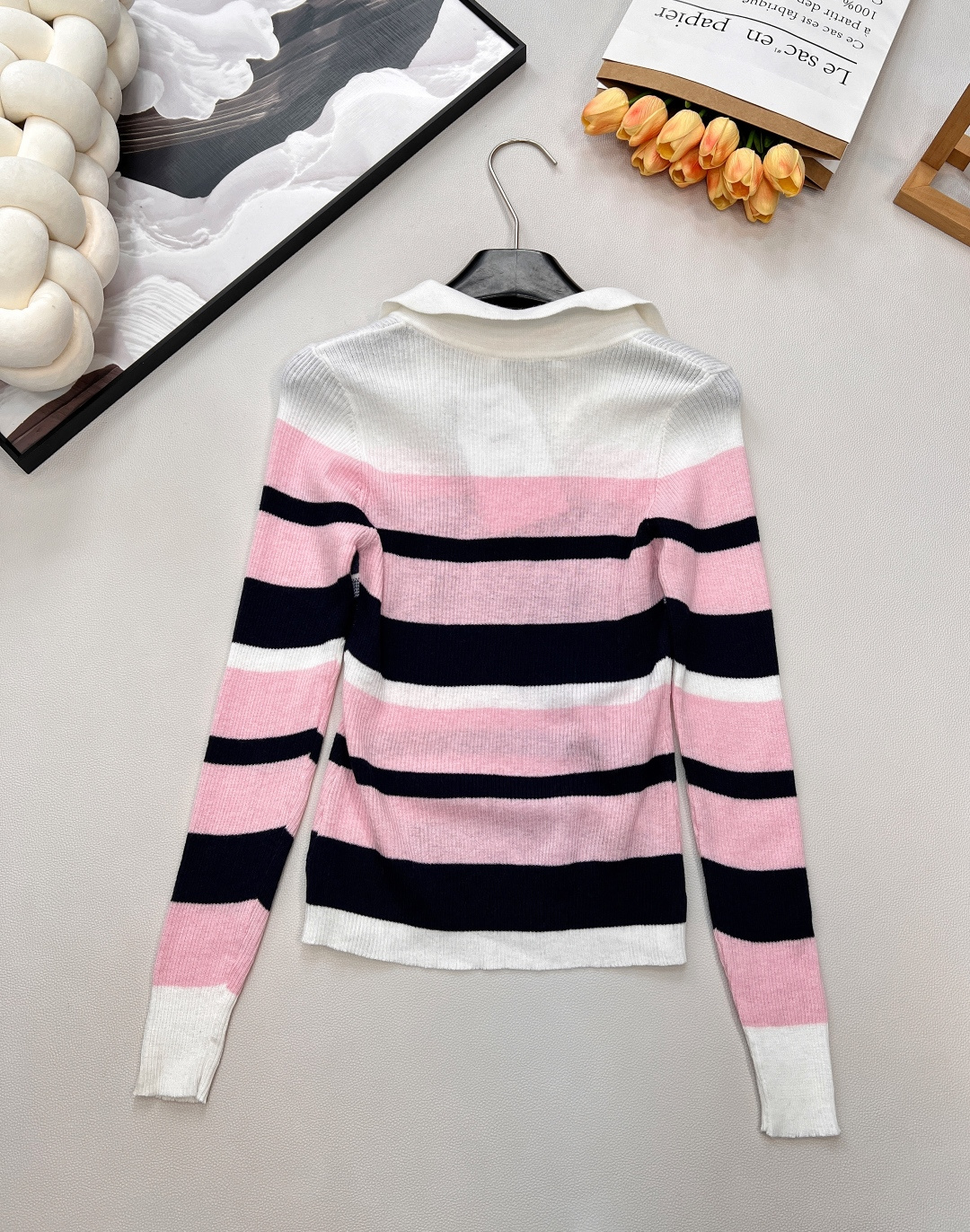 🆕DIOR新款字母钩花条纹翻领针织长袖上衣；经典与活力的优雅碰撞 精致翻领设计开篇，瞬间勾勒出法式优雅的