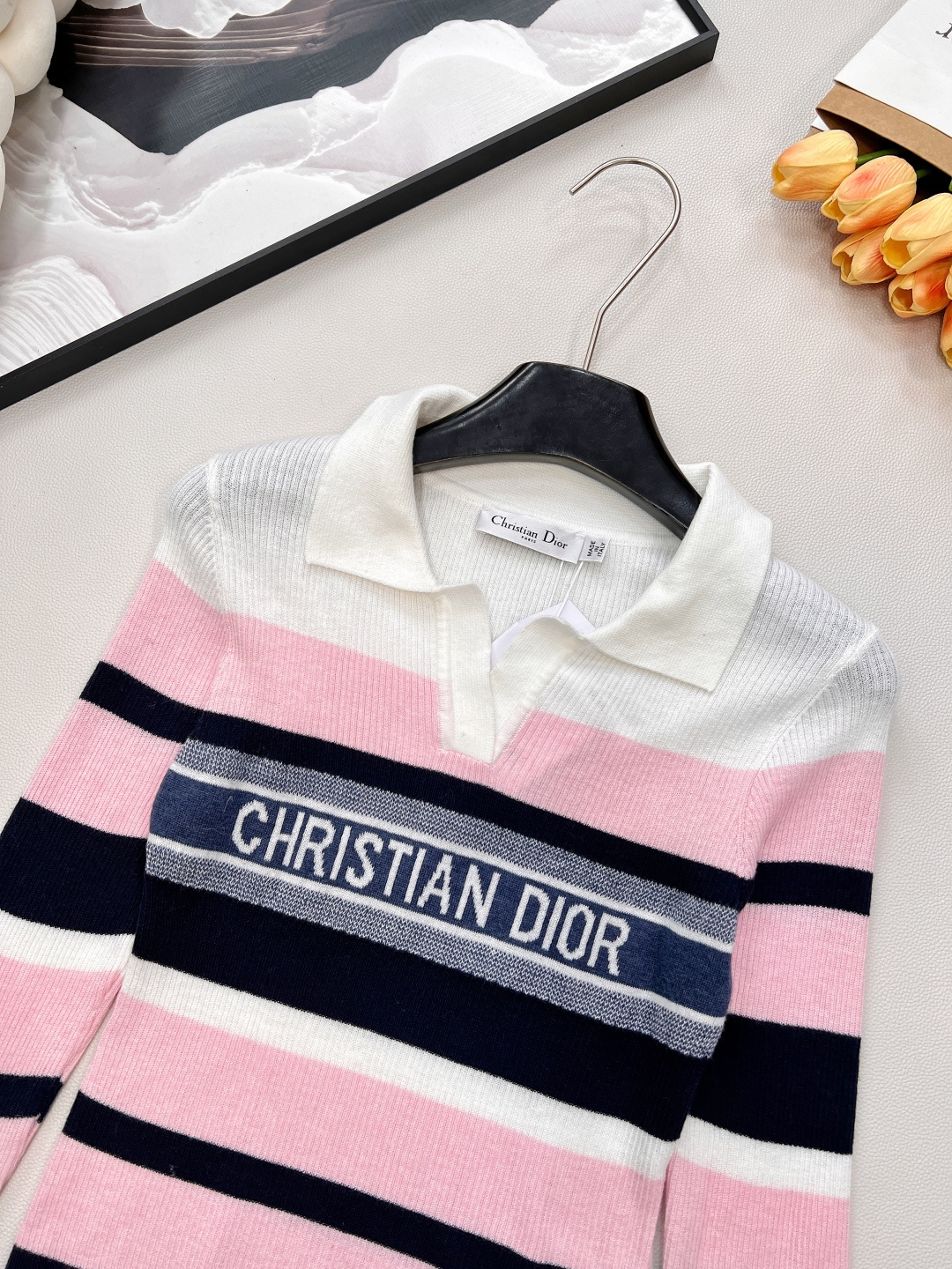 🆕DIOR新款字母钩花条纹翻领针织长袖上衣；经典与活力的优雅碰撞 精致翻领设计开篇，瞬间勾勒出法式优雅的