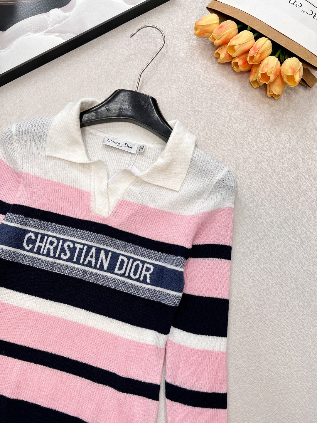🆕DIOR新款字母钩花条纹翻领针织长袖上衣；经典与活力的优雅碰撞 精致翻领设计开篇，瞬间勾勒出法式优雅的