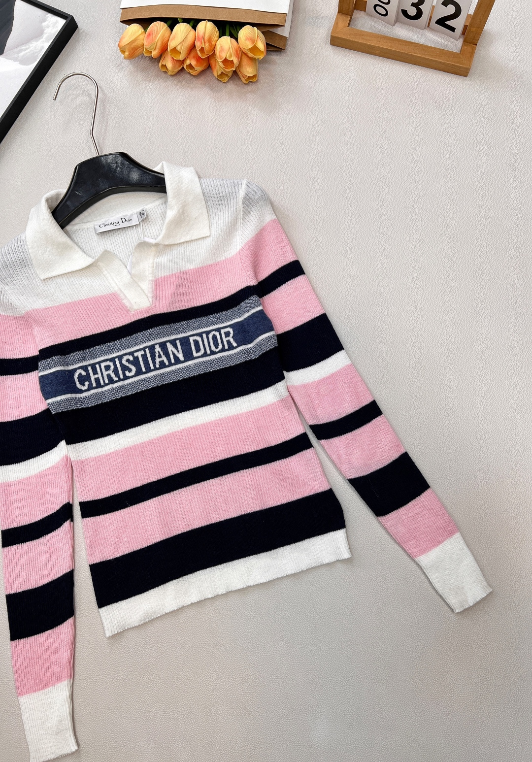🆕DIOR新款字母钩花条纹翻领针织长袖上衣；经典与活力的优雅碰撞 精致翻领设计开篇，瞬间勾勒出法式优雅的