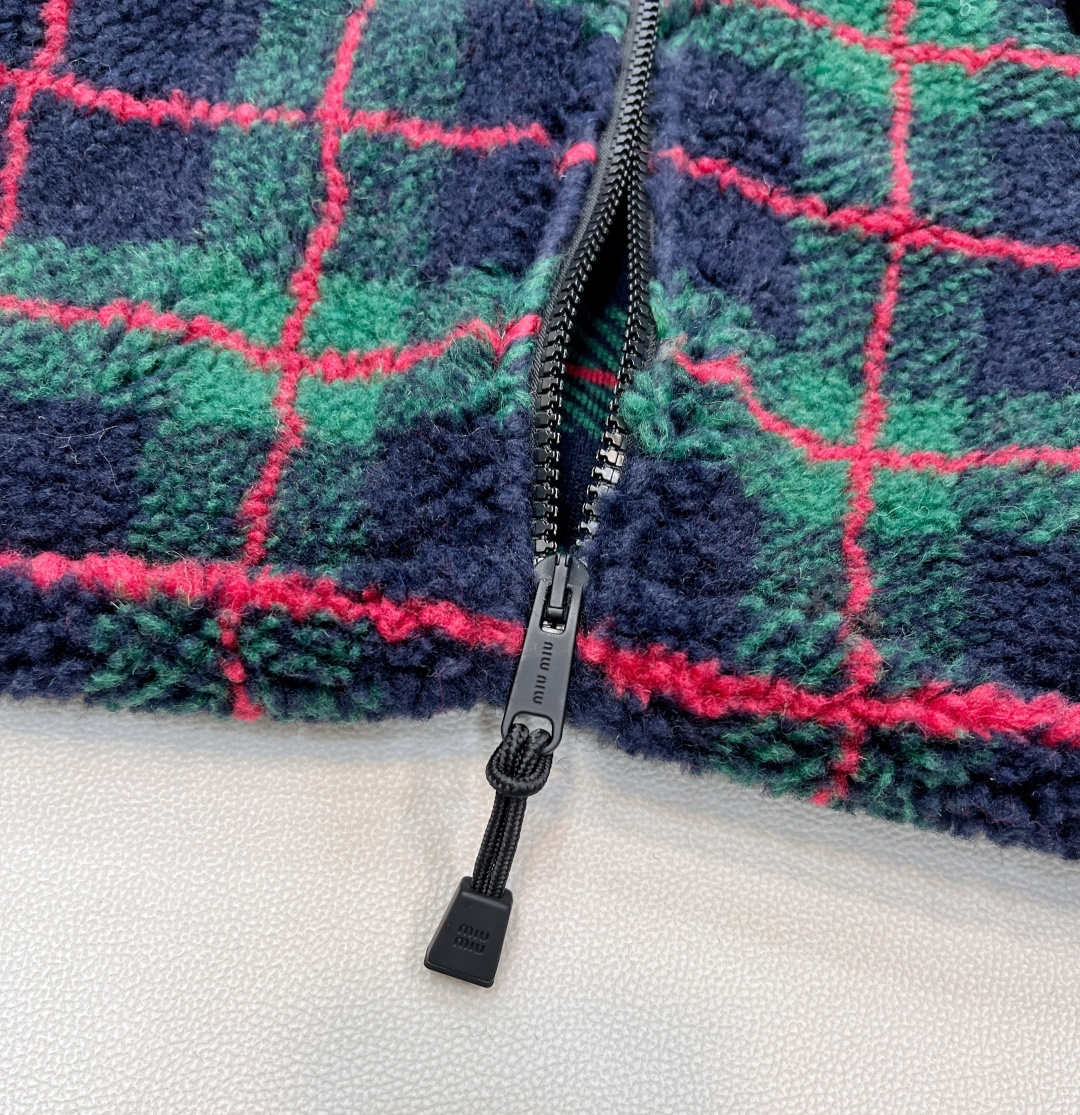 🆕Miumiu2025新款格纹泰迪毛绒外套，通体饰以泰迪毛绒材质，质感柔软舒适，时髦洋气，立领外套剪裁，