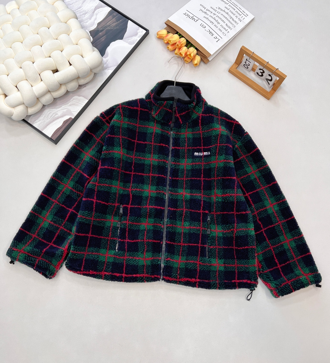 NO:587515,Miumiu2025 new plaid Teddy plush jacket, the whole body is decorated with Teddy plush material, the texture is soft and comfortable, fashionable and fashionable, the jacket is cut with a stand-up collar, and the letter logo decoration on the front zipper and chest shows the brand style. The whole body is black, green and red with a plaid pattern, the overall silhouette is straight, furry feel, full of retro accents, drawstrings to adjust the elasticity, the first choice for autumn and winter wear, can be layered at will. Pair with the same series of skirts. Customized surface accessories  ,Three standards are complete, big shipments, size sml code,,miumiu,skirts,jackets & coats,alexander wang19860909Miumiu2025新款格纹泰迪毛绒外套,通体饰以泰迪毛绒材质,质感柔软舒适,时髦洋气,立领外套剪裁,前襟拉链胸前字母徽标装饰,尽显品牌格调.通体黑绿红三色组成格纹图案,整体廓形立挺,毛茸茸手感,复古腔调十足,抽绳调节松紧,秋冬穿搭首选,随意叠穿均可.搭配同系列半裙.定制面辅料 ,三标齐全,大货出 尺码sml 编码,,miumiu,skirts,jackets & coats,alexander wang,Women's clothing