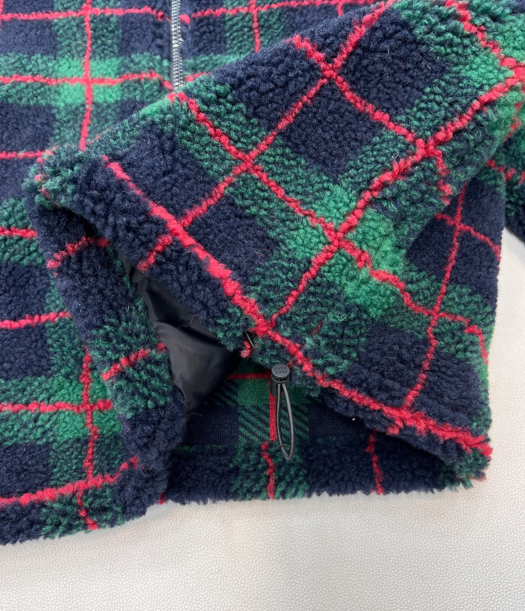 🆕Miumiu2025新款格纹泰迪毛绒外套，通体饰以泰迪毛绒材质，质感柔软舒适，时髦洋气，立领外套剪裁，