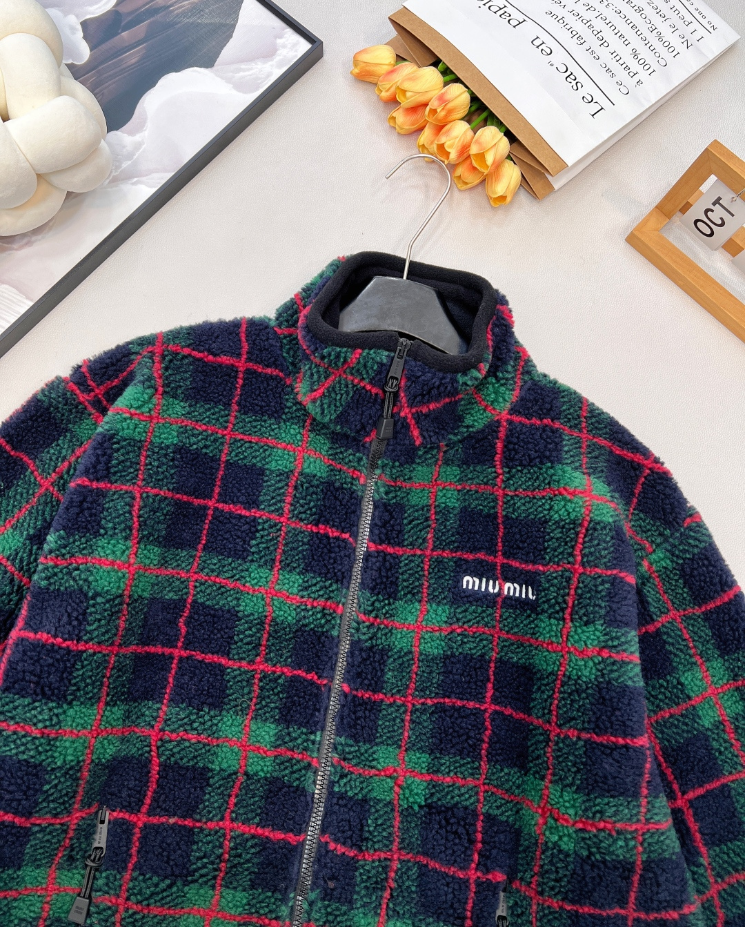 🆕Miumiu2025新款格纹泰迪毛绒外套，通体饰以泰迪毛绒材质，质感柔软舒适，时髦洋气，立领外套剪裁，