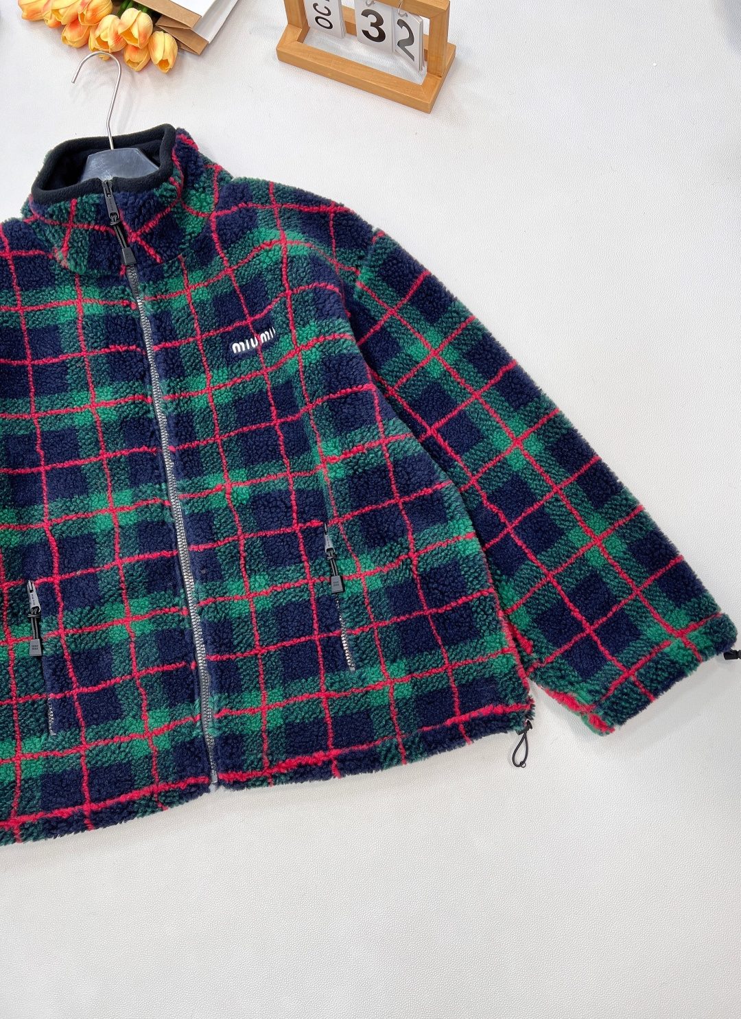 🆕Miumiu2025新款格纹泰迪毛绒外套，通体饰以泰迪毛绒材质，质感柔软舒适，时髦洋气，立领外套剪裁，