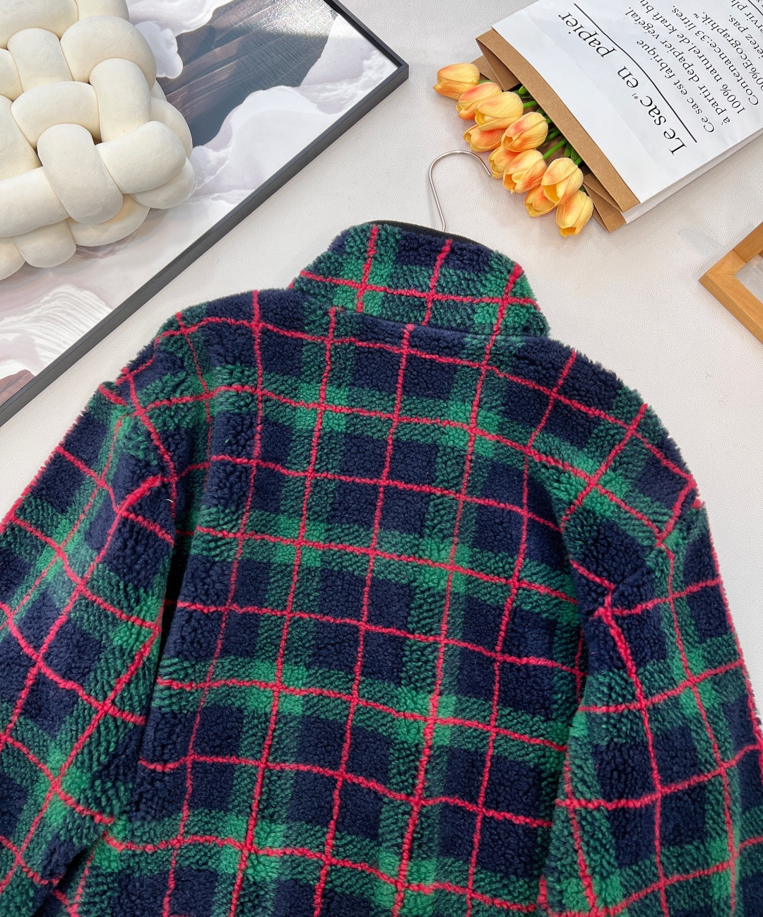 🆕Miumiu2025新款格纹泰迪毛绒外套，通体饰以泰迪毛绒材质，质感柔软舒适，时髦洋气，立领外套剪裁，