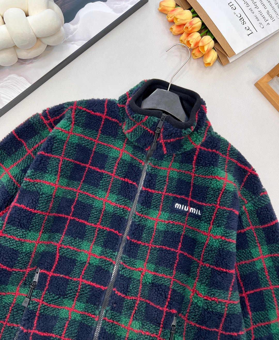 🆕Miumiu2025新款格纹泰迪毛绒外套，通体饰以泰迪毛绒材质，质感柔软舒适，时髦洋气，立领外套剪裁，