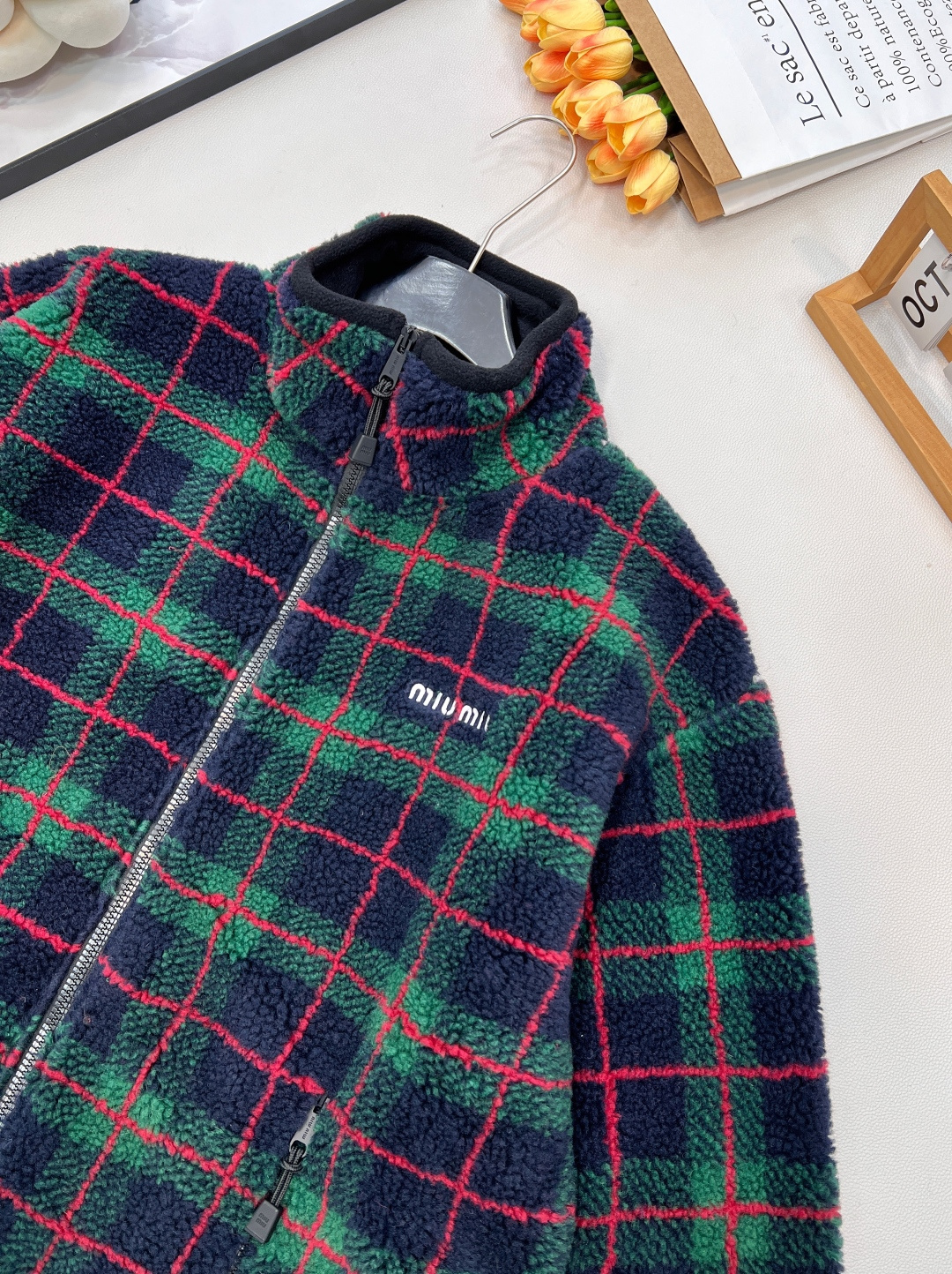 🆕Miumiu2025新款格纹泰迪毛绒外套，通体饰以泰迪毛绒材质，质感柔软舒适，时髦洋气，立领外套剪裁，
