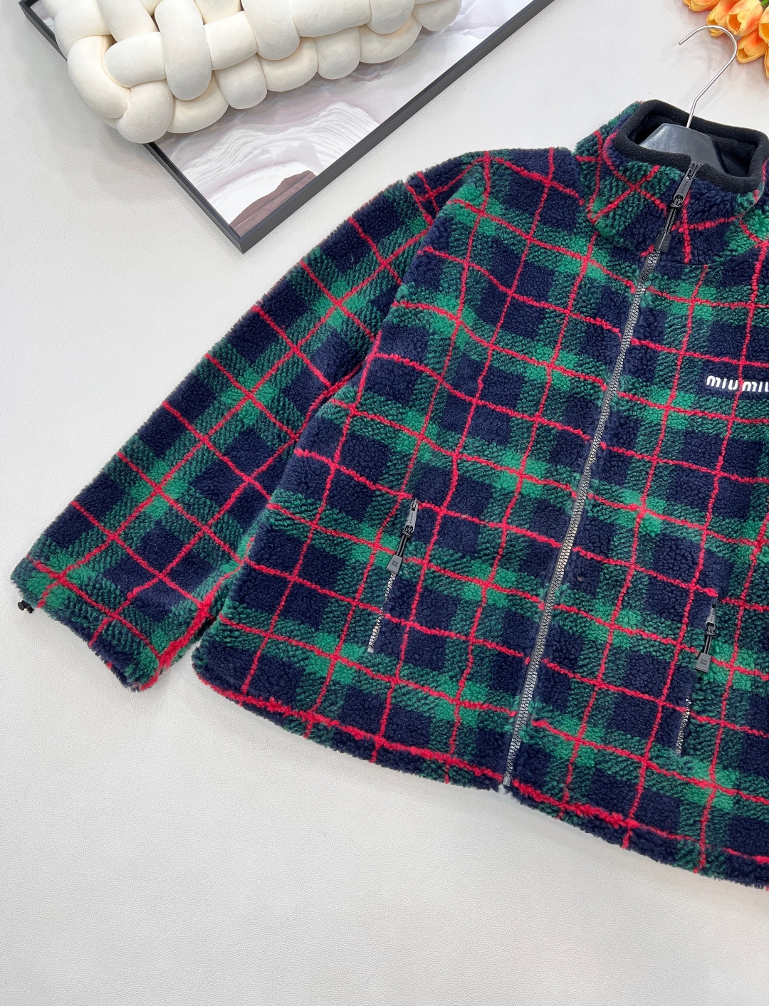 🆕Miumiu2025新款格纹泰迪毛绒外套，通体饰以泰迪毛绒材质，质感柔软舒适，时髦洋气，立领外套剪裁，