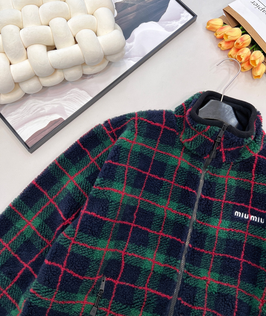 🆕Miumiu2025新款格纹泰迪毛绒外套，通体饰以泰迪毛绒材质，质感柔软舒适，时髦洋气，立领外套剪裁，