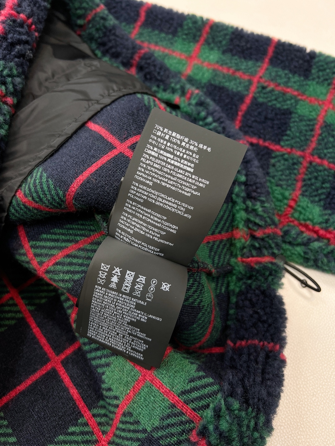 🆕Miumiu2025新款格纹泰迪毛绒外套，通体饰以泰迪毛绒材质，质感柔软舒适，时髦洋气，立领外套剪裁，