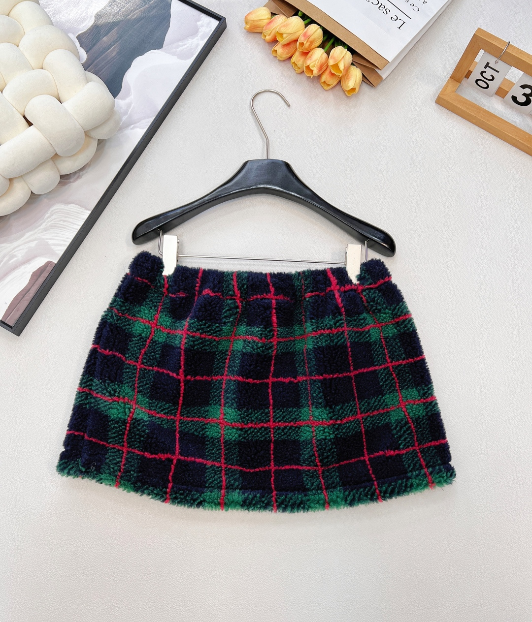 🆕Miumiu2025新款对格对条泰迪毛绒半裙，通体饰以泰迪羊毛绒材质，质感柔软舒适，时髦洋气，松紧腰短