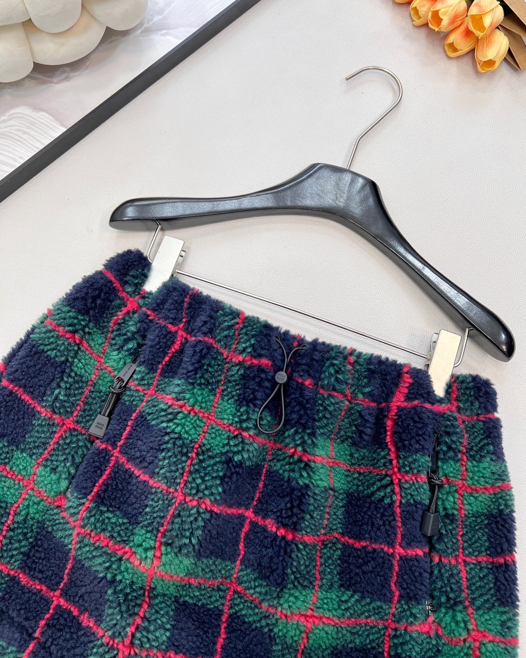 🆕Miumiu2025新款对格对条泰迪毛绒半裙，通体饰以泰迪羊毛绒材质，质感柔软舒适，时髦洋气，松紧腰短