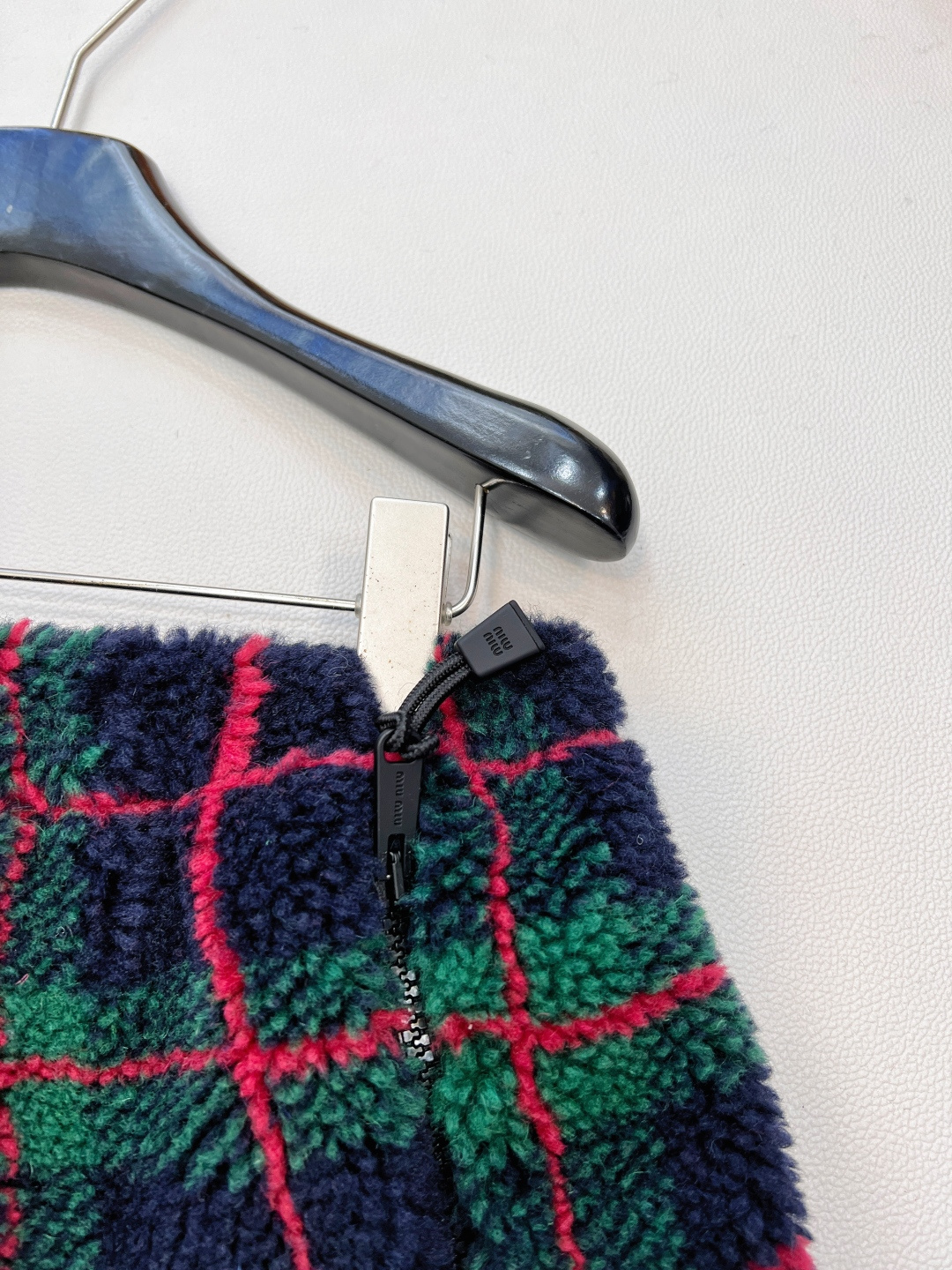 🆕Miumiu2025新款对格对条泰迪毛绒半裙，通体饰以泰迪羊毛绒材质，质感柔软舒适，时髦洋气，松紧腰短