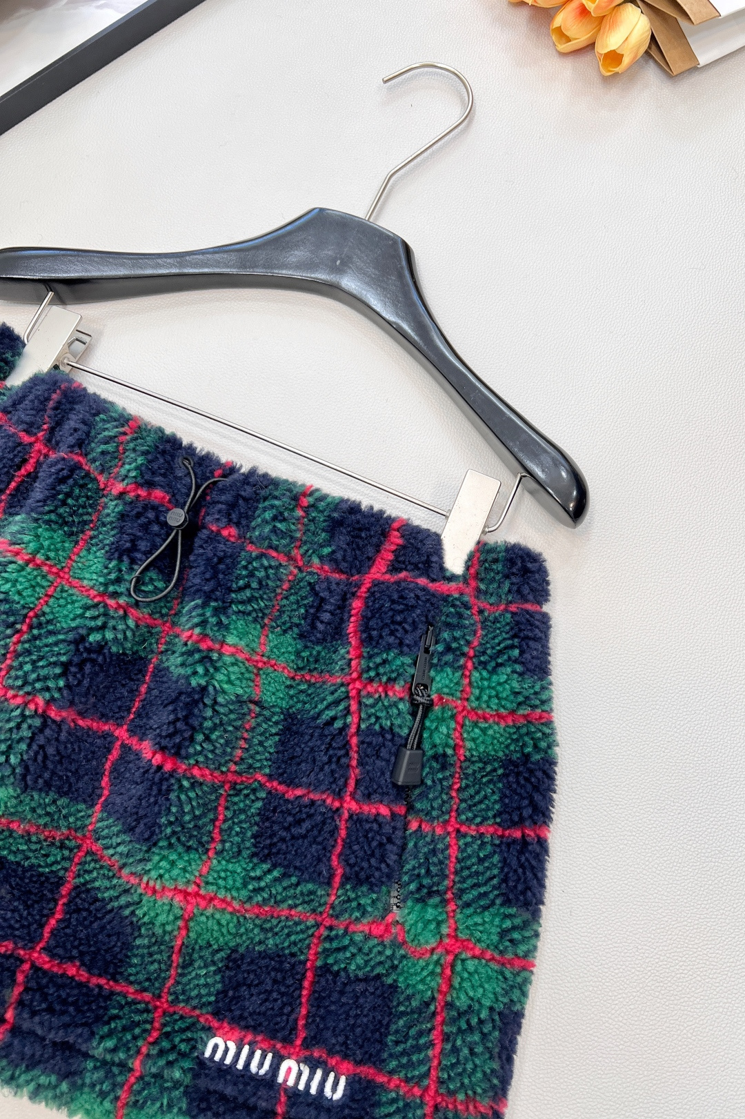 🆕Miumiu2025新款对格对条泰迪毛绒半裙，通体饰以泰迪羊毛绒材质，质感柔软舒适，时髦洋气，松紧腰短