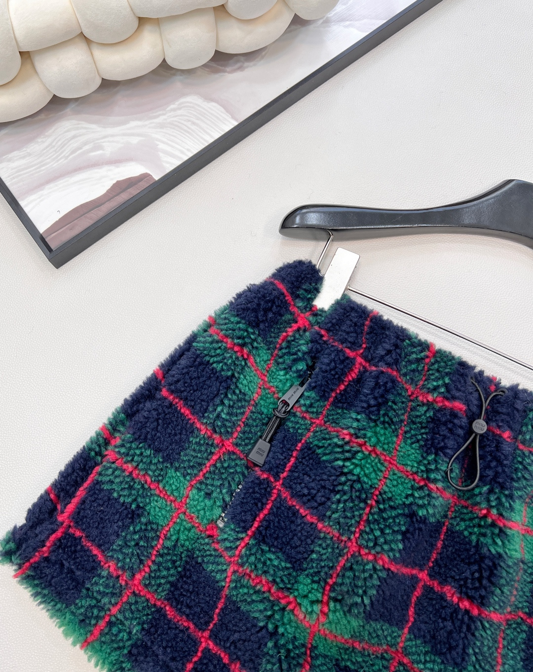 🆕Miumiu2025新款对格对条泰迪毛绒半裙，通体饰以泰迪羊毛绒材质，质感柔软舒适，时髦洋气，松紧腰短