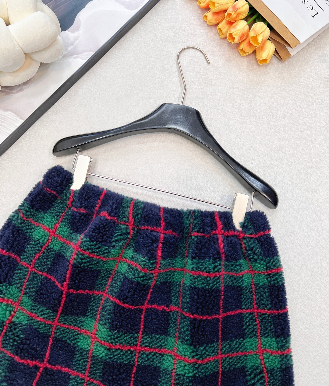 🆕Miumiu2025新款对格对条泰迪毛绒半裙，通体饰以泰迪羊毛绒材质，质感柔软舒适，时髦洋气，松紧腰短
