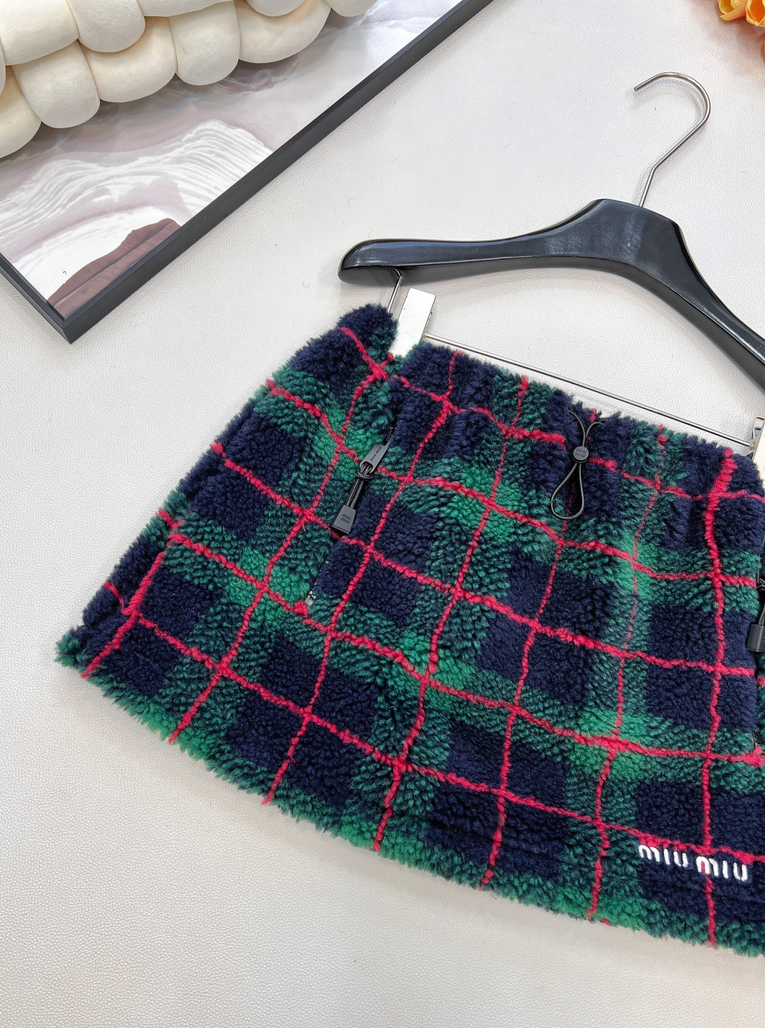 🆕Miumiu2025新款对格对条泰迪毛绒半裙，通体饰以泰迪羊毛绒材质，质感柔软舒适，时髦洋气，松紧腰短