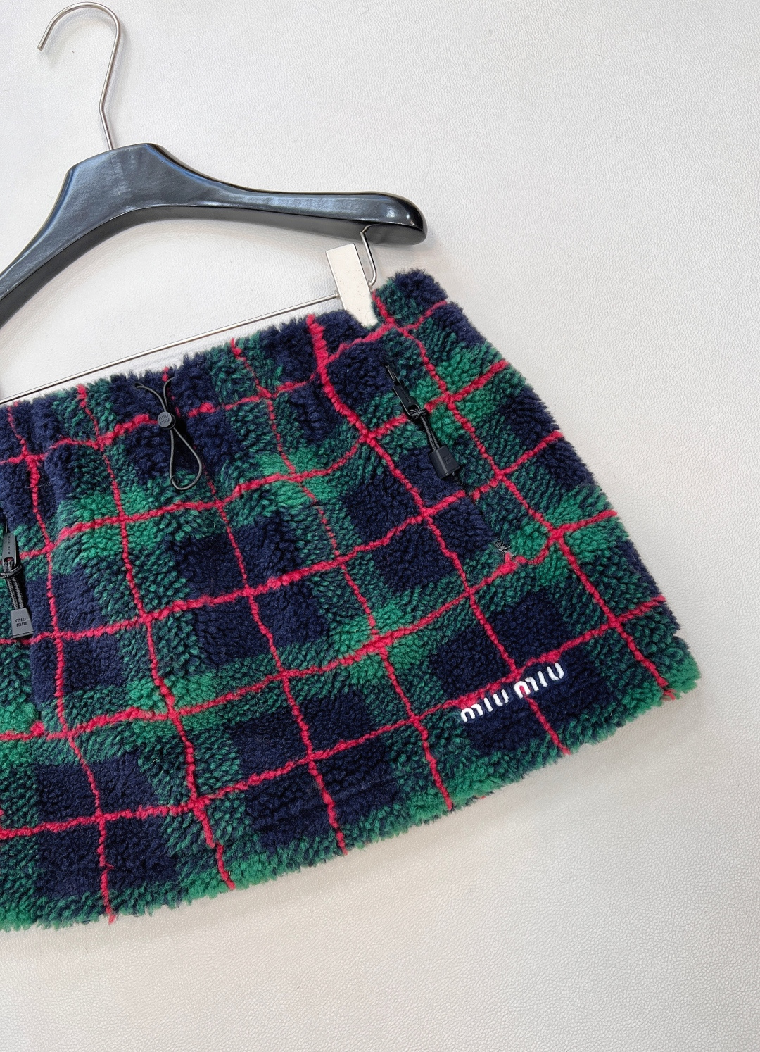 🆕Miumiu2025新款对格对条泰迪毛绒半裙，通体饰以泰迪羊毛绒材质，质感柔软舒适，时髦洋气，松紧腰短