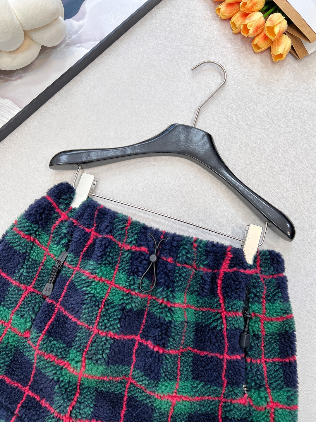 🆕Miumiu2025新款对格对条泰迪毛绒半裙，通体饰以泰迪羊毛绒材质，质感柔软舒适，时髦洋气，松紧腰短