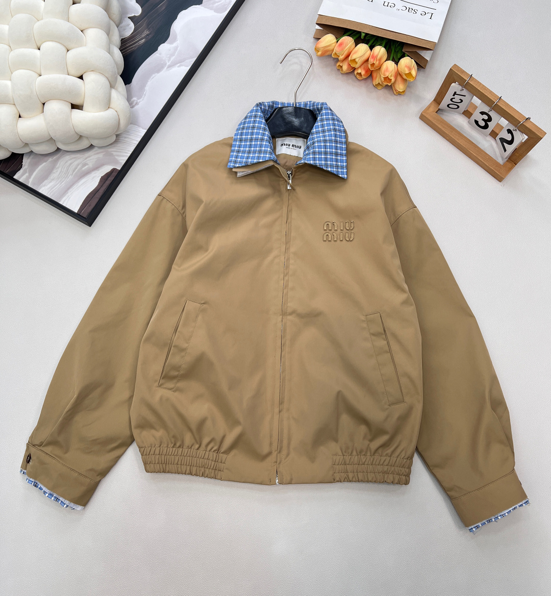 NO:588864,MIU2025 new autumn and winter plaid collar double-collar jacket, the original customized fabric is made of 220 grams of cotton fine twill fabric with imported craft coating to restore the same retro old style. Collar plaid fabric, fixed color and dyeing, laser alignment plaid cutting, each plaid position is consistent with the original, imported laser molding and engraved zipper, custom waxed shell buckle, three standards complete, large shipments, size sml code M,, miumiu, jackets & coats, alexander wang19860909MIU2025秋冬新款格子领双领夹克,原版定制面料采用220克全棉细斜纹面料加进口工艺涂层 还原一致复古做旧风格 领口格纹布 定色定染 激光对位格纹裁剪 每件格纹位置与原版一致,进口激光开模刻字拉链 定制刷蜡贝壳扣,三标齐全,大货出 尺码sml 编码M,,miumiu,jackets & coats,alexander wang,Women's clothing