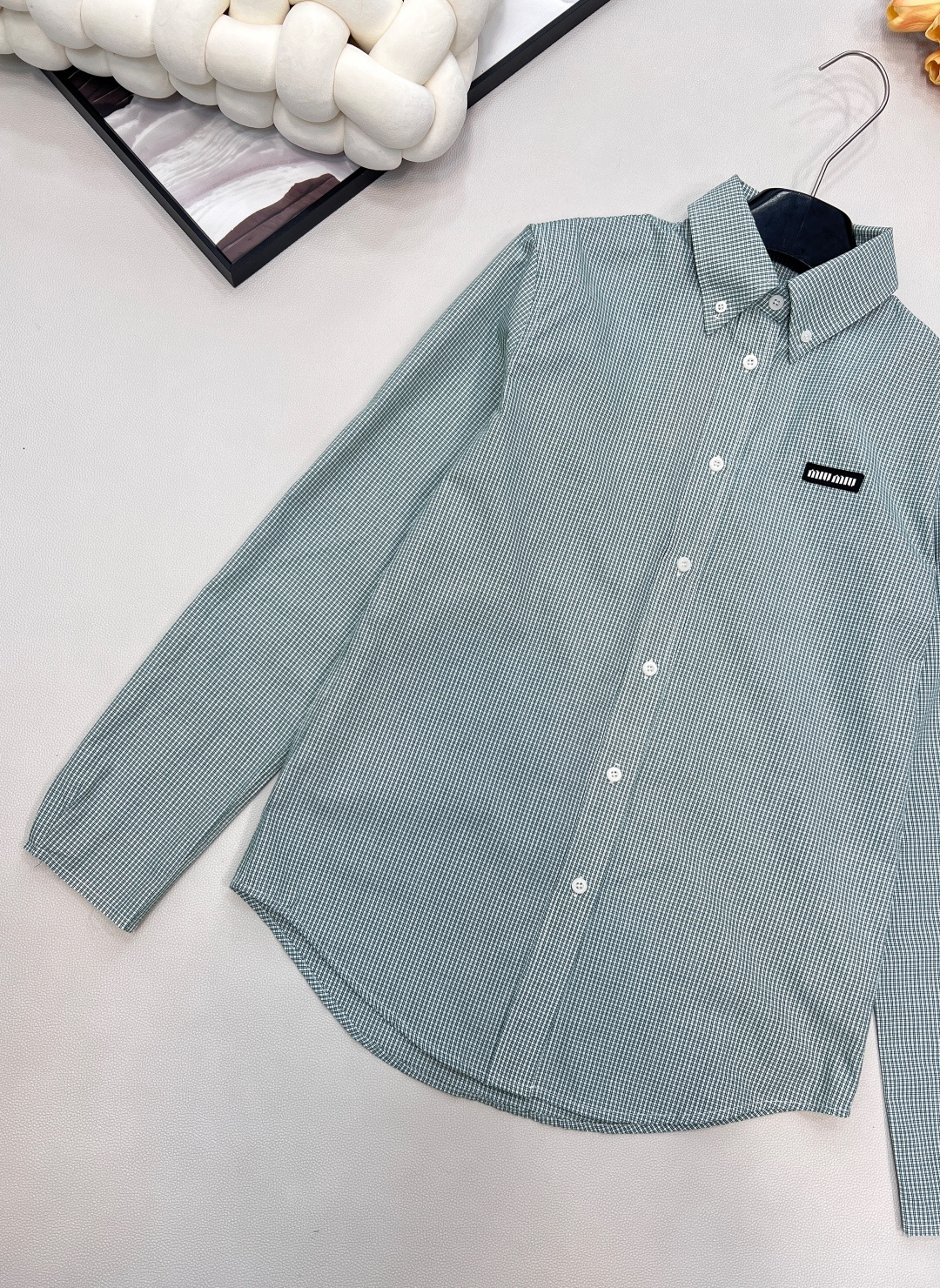 🆕Miumiu2025新款字母贴片常规格纹衬衣，定制YB进口棉府绸材质，柔软亲肤，舒适不易皱，常规廓形衬