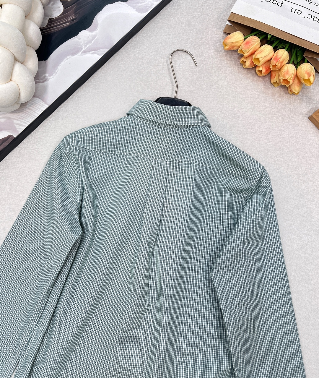 🆕Miumiu2025新款字母贴片常规格纹衬衣，定制YB进口棉府绸材质，柔软亲肤，舒适不易皱，常规廓形衬